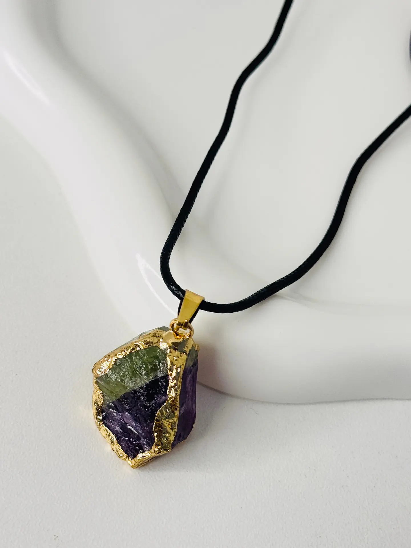 Collar Piedra Natural con Borde Dorado 3