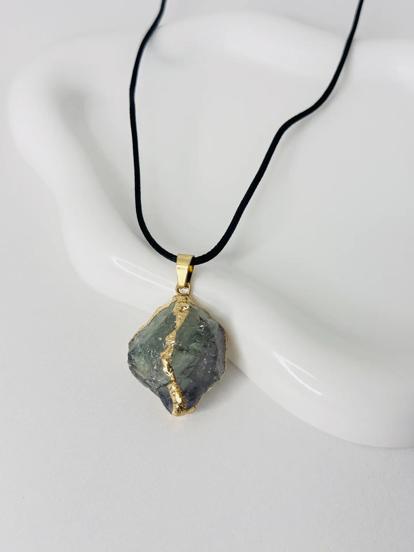 Collar Piedra Natural con Borde Dorado 6