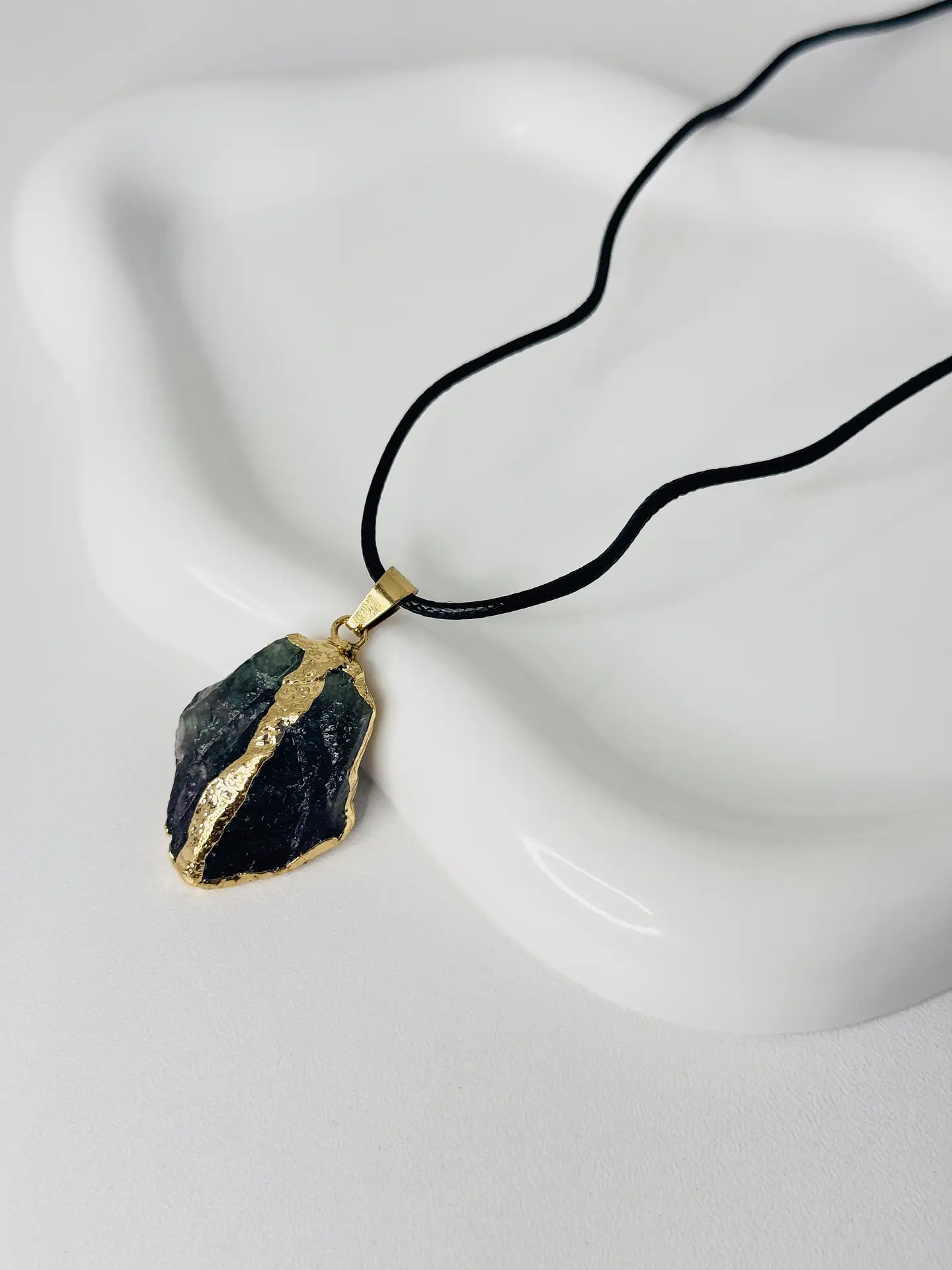 Collar Piedra Natural con Borde Dorado 4