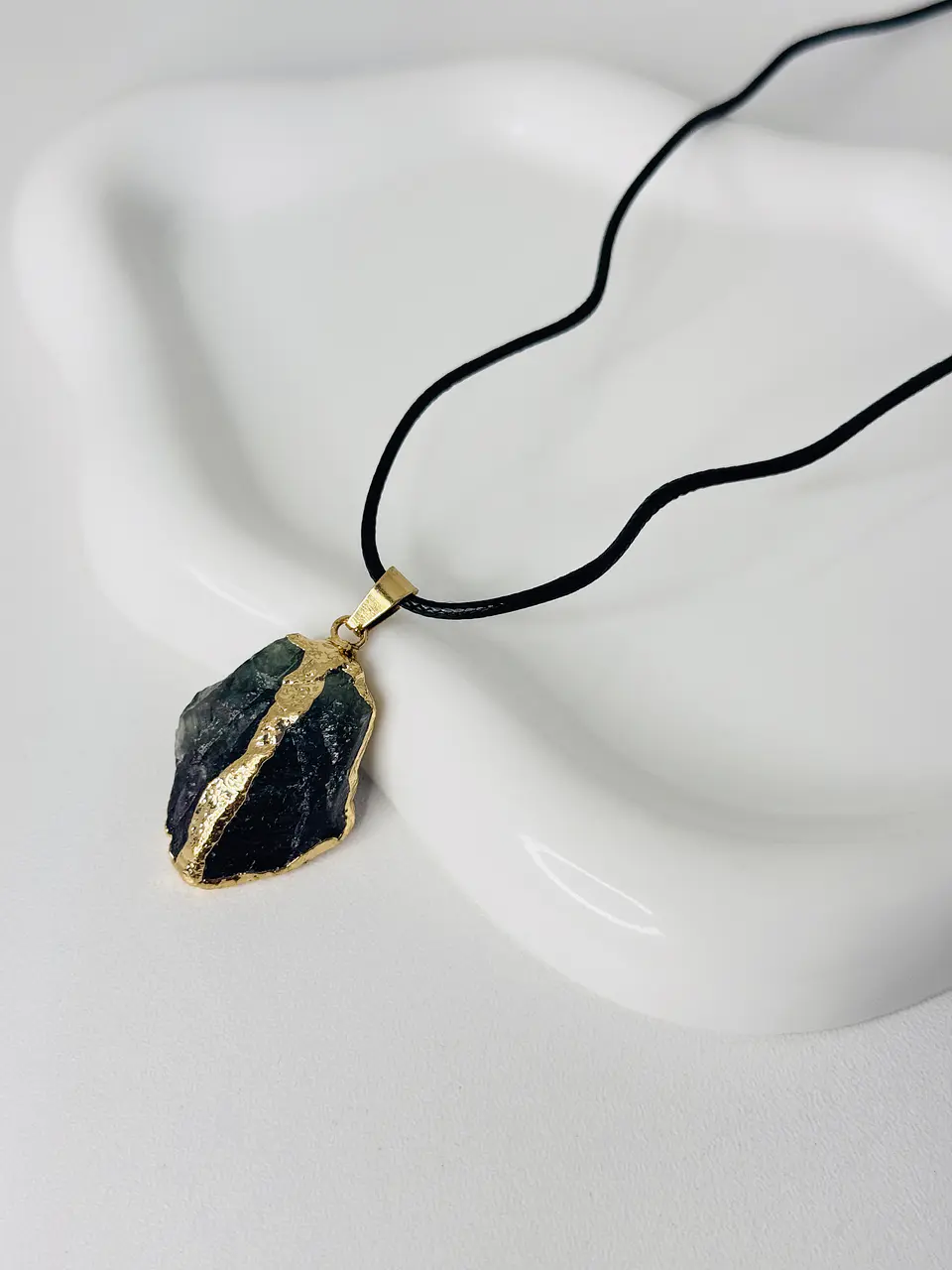 Collar Piedra Natural con Borde Dorado 4