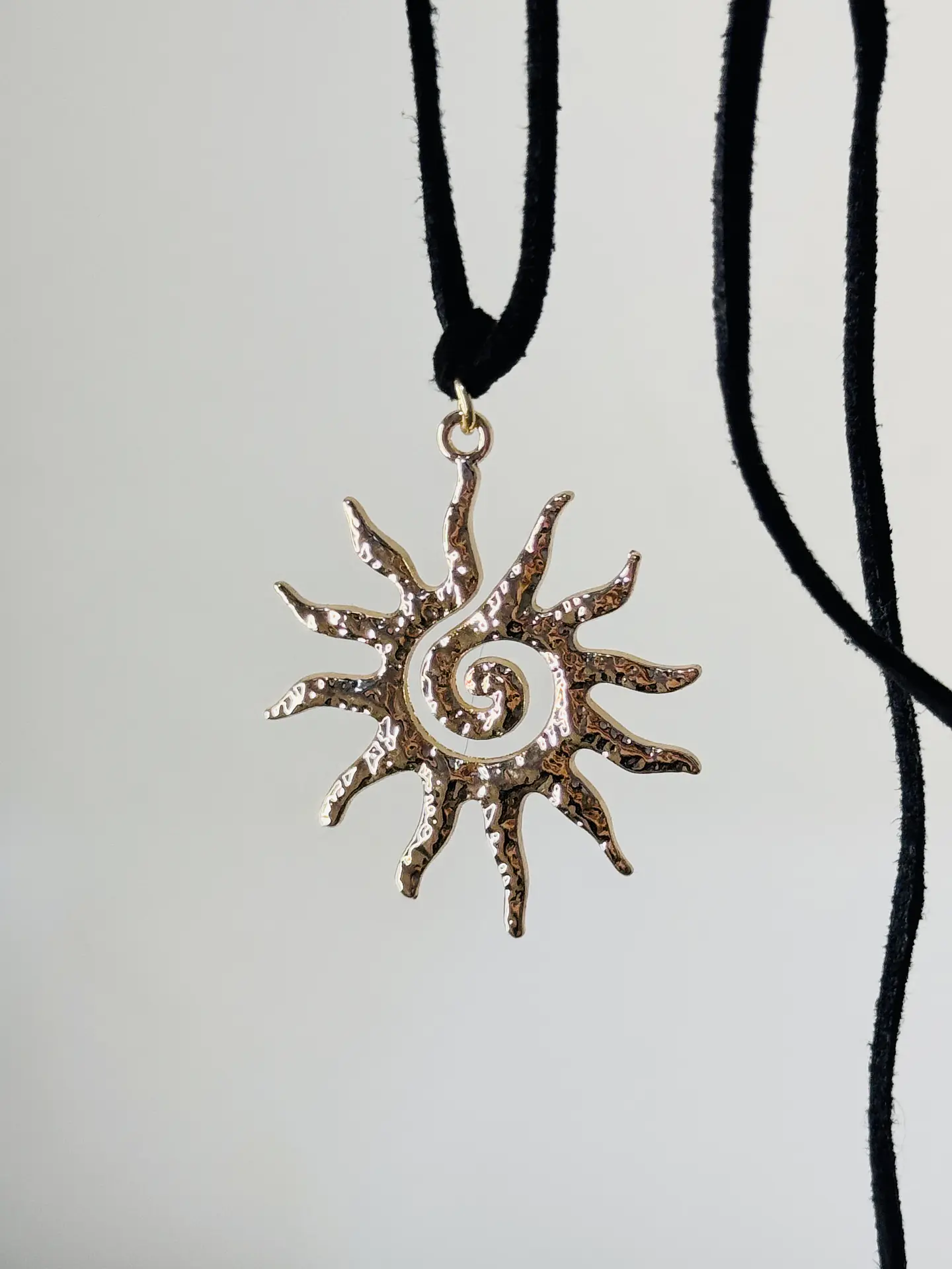 Collar Choker Sol Espiral en Cordón 2