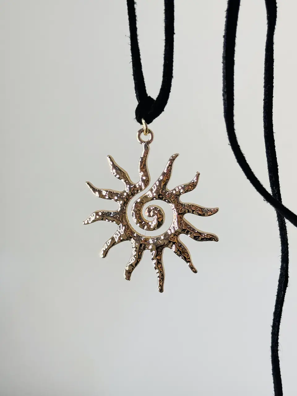 Collar Choker Sol Espiral en Cordón 2