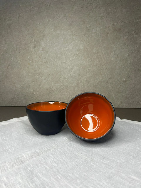 Pocillo negro y naranja