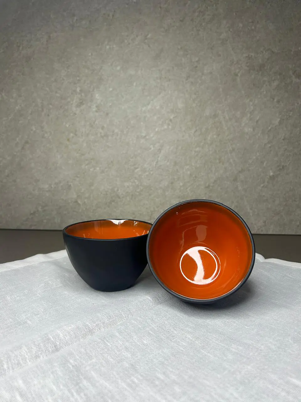 Pocillo negro y naranja 2