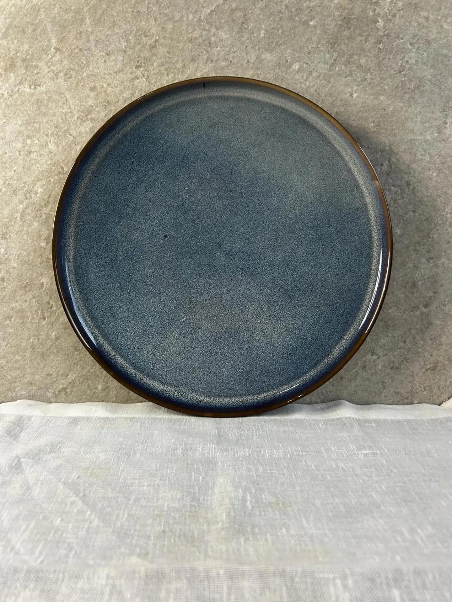 Plato de fondo azul liso  1