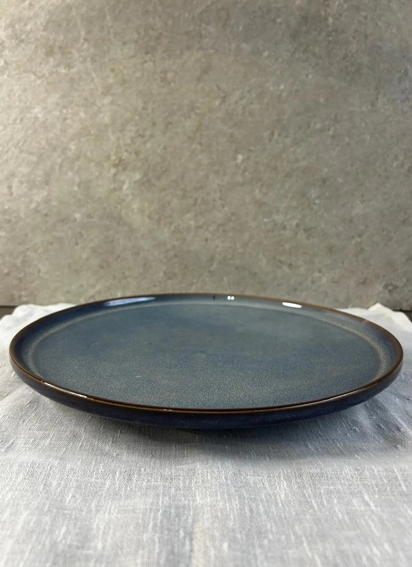 Plato de fondo azul liso  2