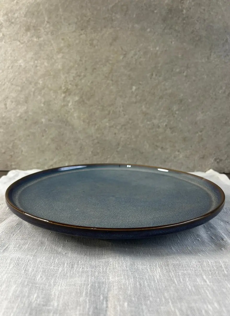 Plato de fondo azul liso  2