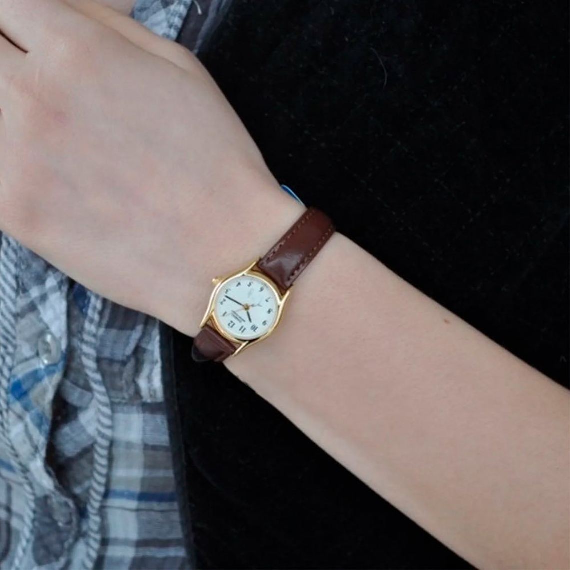 Reloj Analogo Casio Original LTP-1094Q-7B6 para Mujer en Acero Dorado Correa Cuero Marron 6