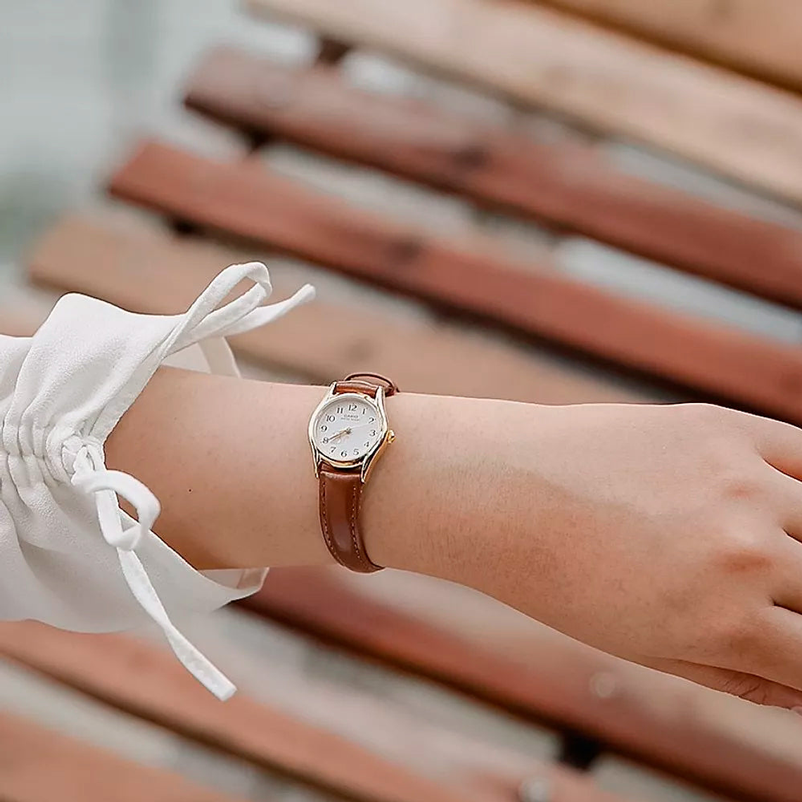 Reloj Analogo Casio Original LTP-1094Q-7B7 para Mujer en Acero Dorado y Correa Marron Claro 6