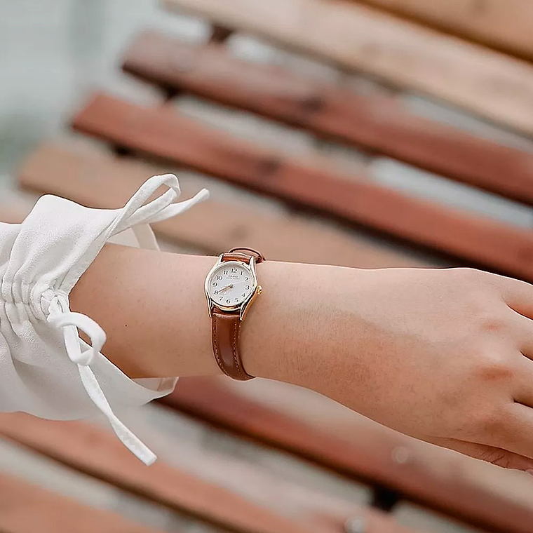 Reloj Analogo Casio Original LTP-1094Q-7B7 para Mujer en Acero Dorado y Correa Marron Claro 6