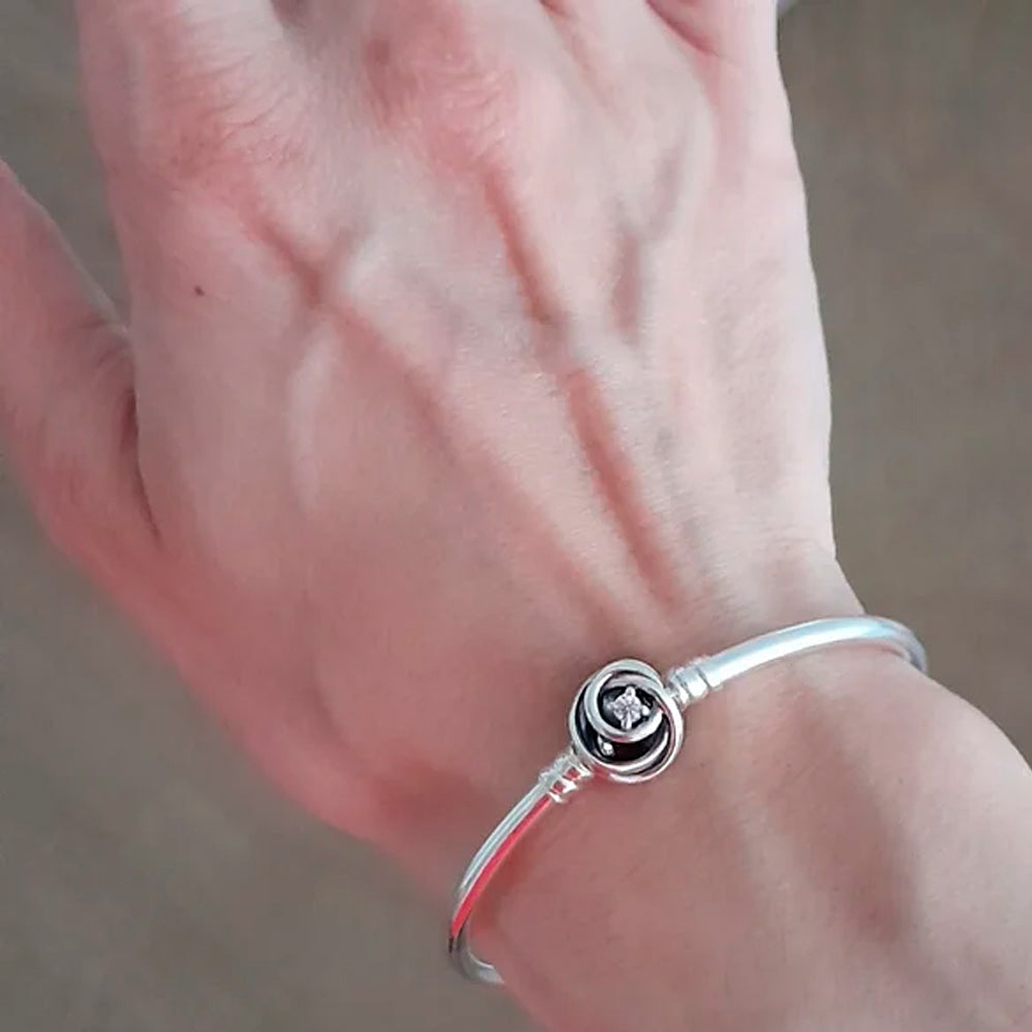 Pulsera Brazalete Pandora Con Cierre de Rosa Rodeado Pandora Moments 593229C01 Talla 19cm 4