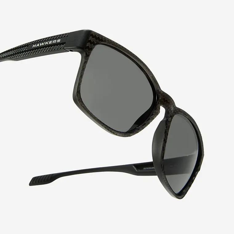 Lentes De Sol Polarizado Hawkers Core Raw Carbon Fiber Black Dark HCRA25NBTP - Talla 56mm 8