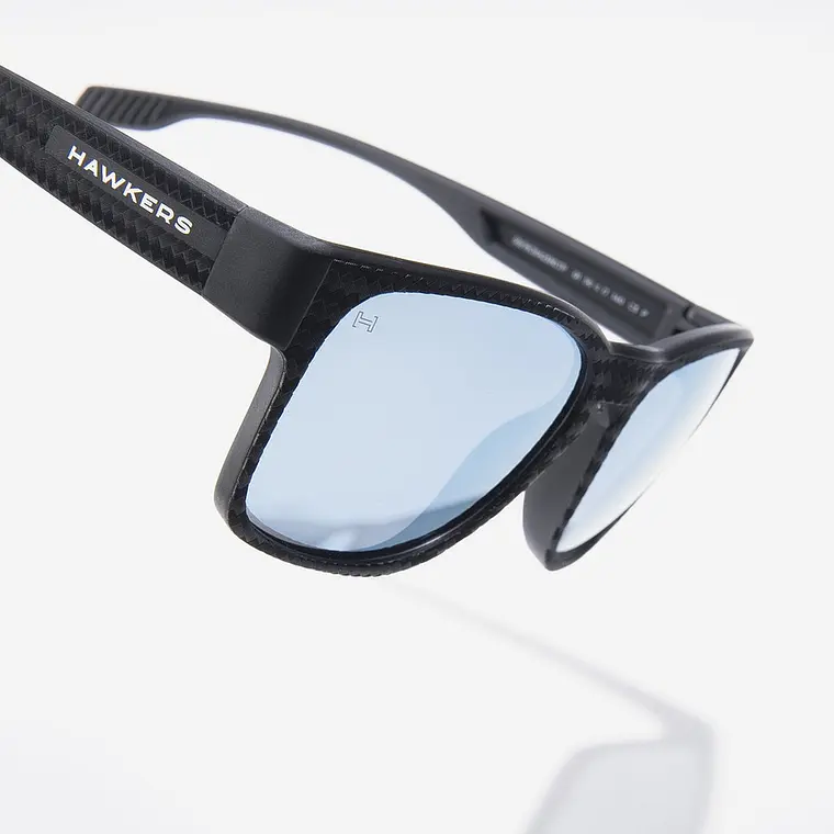 Lentes De Sol Polarizado Hawkers Core Raw Carbon Fiber Black Blue Chrome HCRA25NLTP - Talla 56mm 8