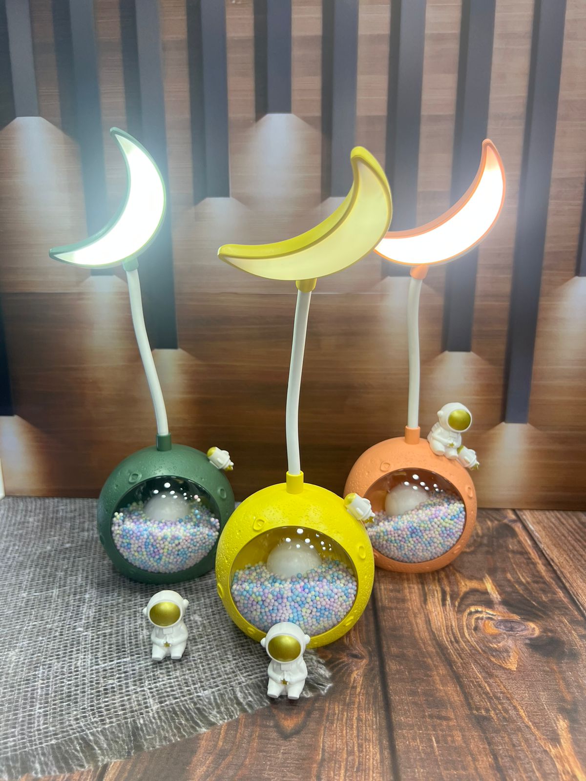 🚨‼️LÁMPARA DECORATIVA‼️🚨 AX2-099  Hermosa lámpara con figura de Luna 🌝 que puedes utilizar en tu   mesa de noche.  Para iluminar tus espacios su mango flexible hace que puedas acomodarla de la mane