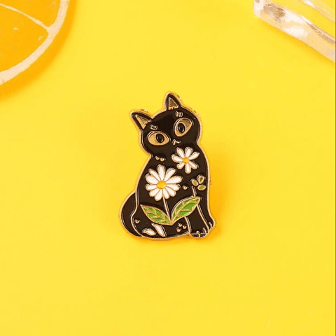 Pin Gato Negro con Flores
