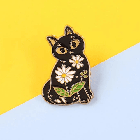 Pin Gato Negro con Flores
