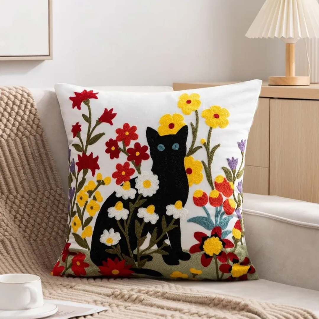 Funda de Cojin Gato Negro y Flores 3