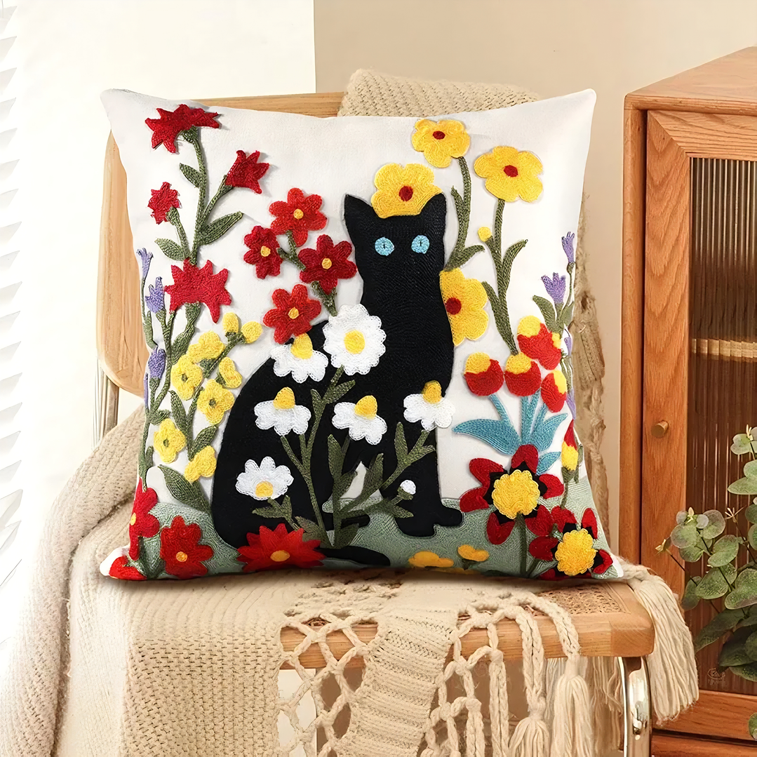 Funda de Cojin Gato Negro y Flores 1