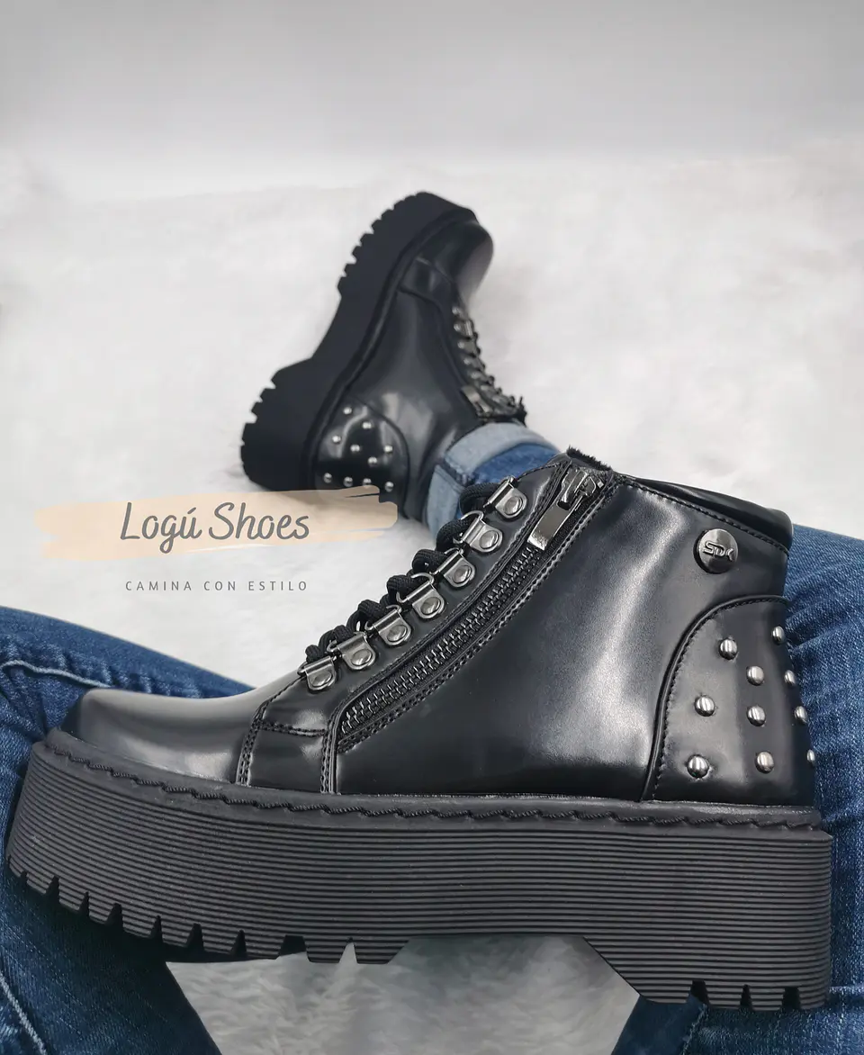Botín ecocuero-charol negro tachas 1