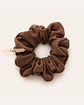Pack 3 Scrunchies Medianos Tela Sofía – Negro, Café y Beige - Miniatura 3