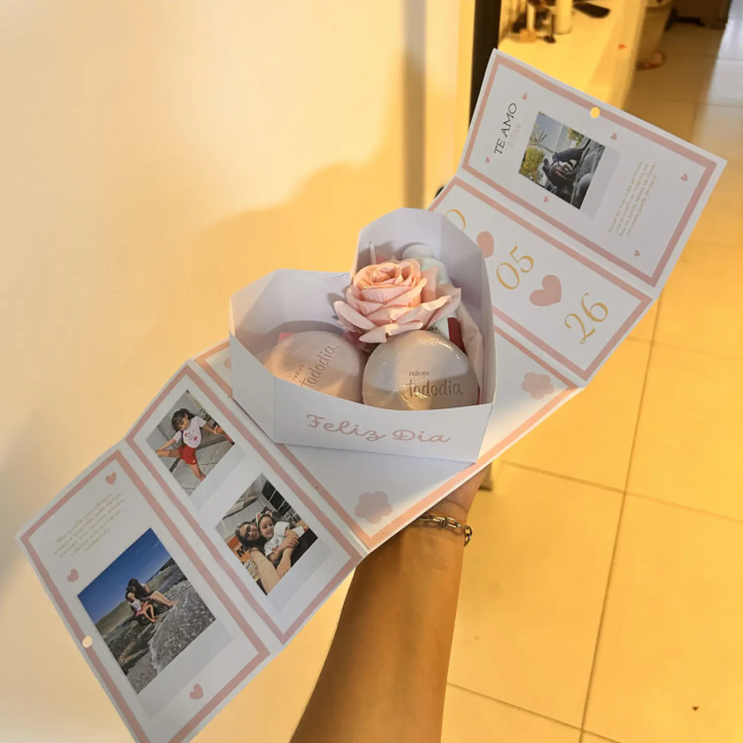 Arquivo Caixa Rosa Coração Com Foto - Dia Das Mães 