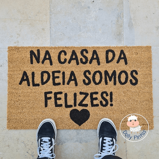 Tapete Entrada NA CASA DA ALDEIA SOMOS FELIZES 