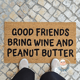 Tapete Entrada GOOD FRIENDS BRING WINE AND PEANUT BUTTER