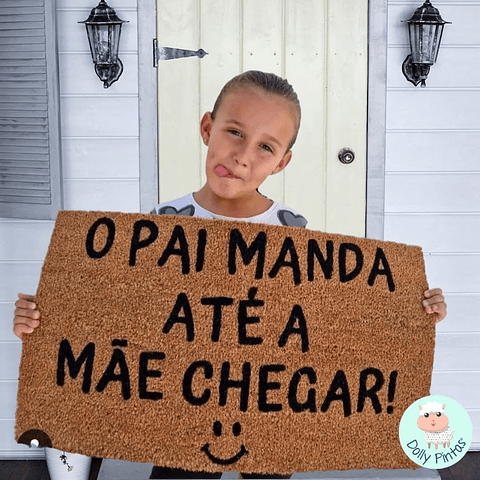 Tapete Entrada "O Pai Manda Até a Mãe Chegar" Personalizado | Dolly Pintas