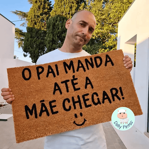 Tapete Entrada "O Pai Manda Até a Mãe Chegar" Personalizado | Dolly Pintas