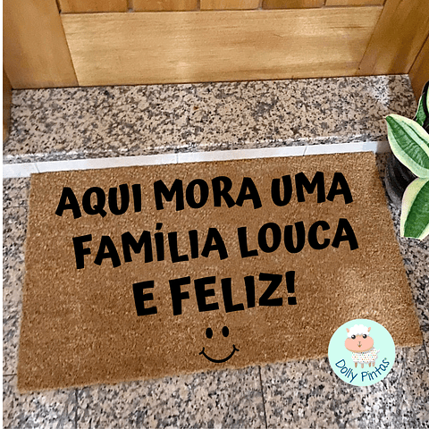 Tapete Entrada "Aqui Mora uma Família Louca e Feliz!" Personalizado