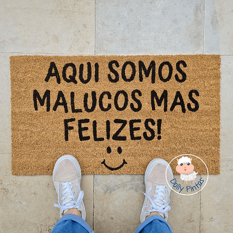Tapete Entrada "Aqui Somos Malucos Mas Felizes!" Personalizado