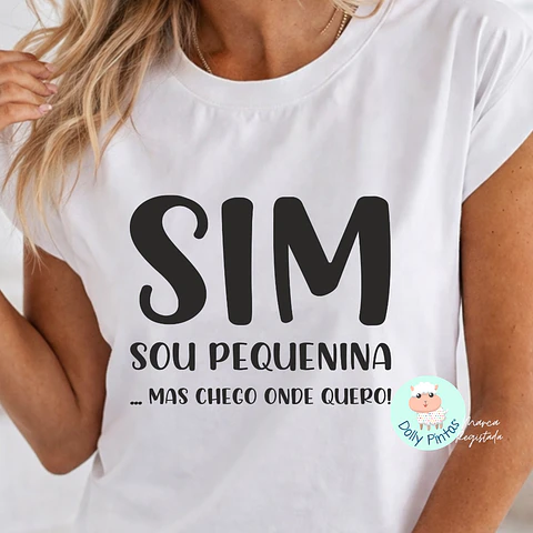 T-shirt “Sim, Sou Pequenina… Mas Chego Onde Quero!” Personalizada (adulto)