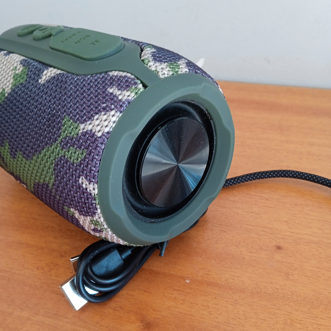 Coluna s/fios resistente a salpicos de água, com rádio 6