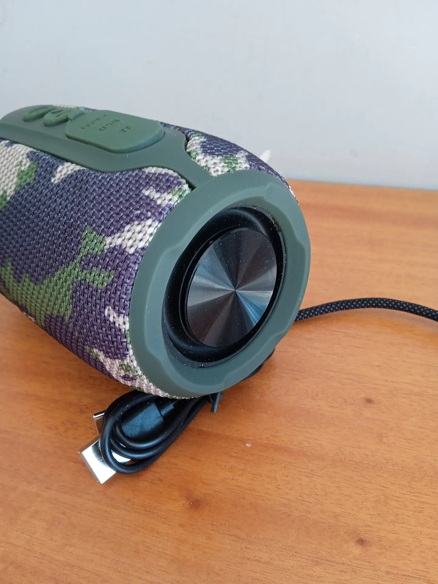 Coluna s/fios resistente a salpicos de água, com rádio 6