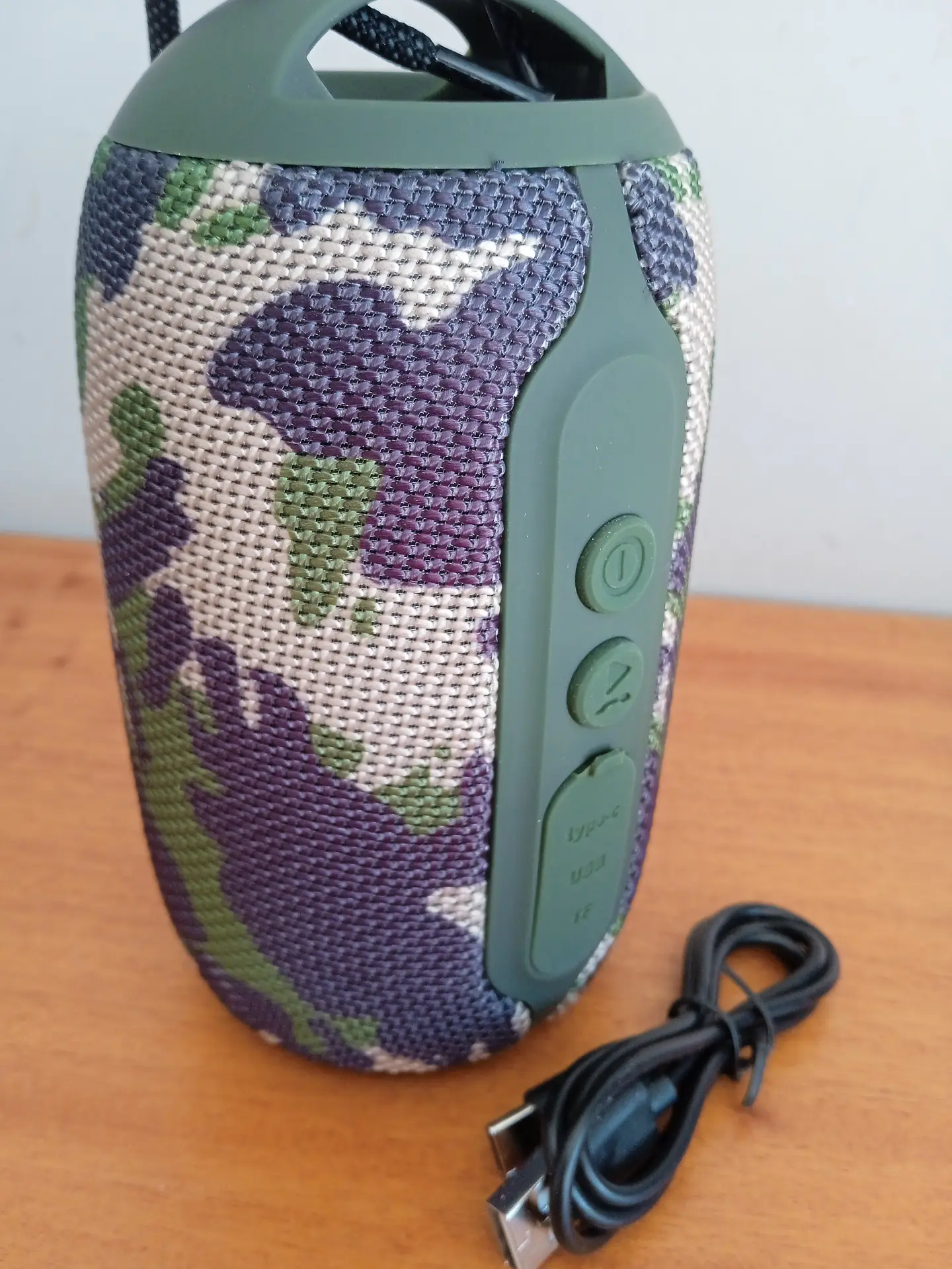 Coluna s/fios resistente a salpicos de água, com rádio 5
