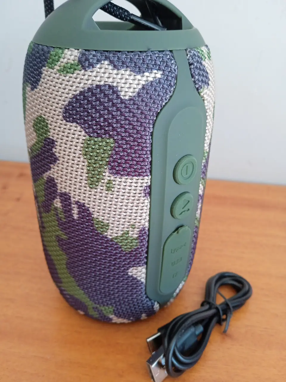 Coluna s/fios resistente a salpicos de água, com rádio 5