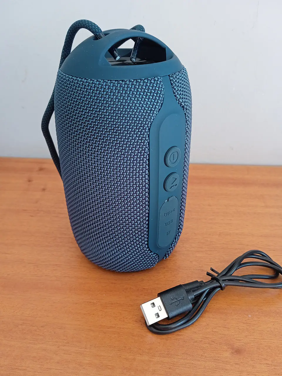 Coluna s/fios resistente a salpicos de água, com rádio  2