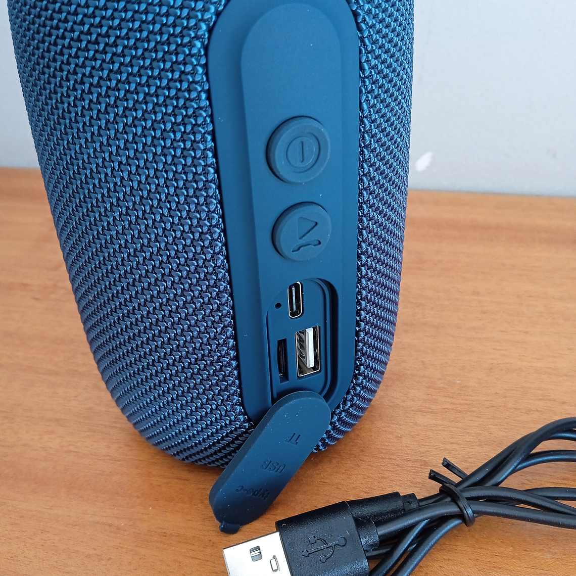 Coluna s/fios resistente a salpicos de água, com rádio  3