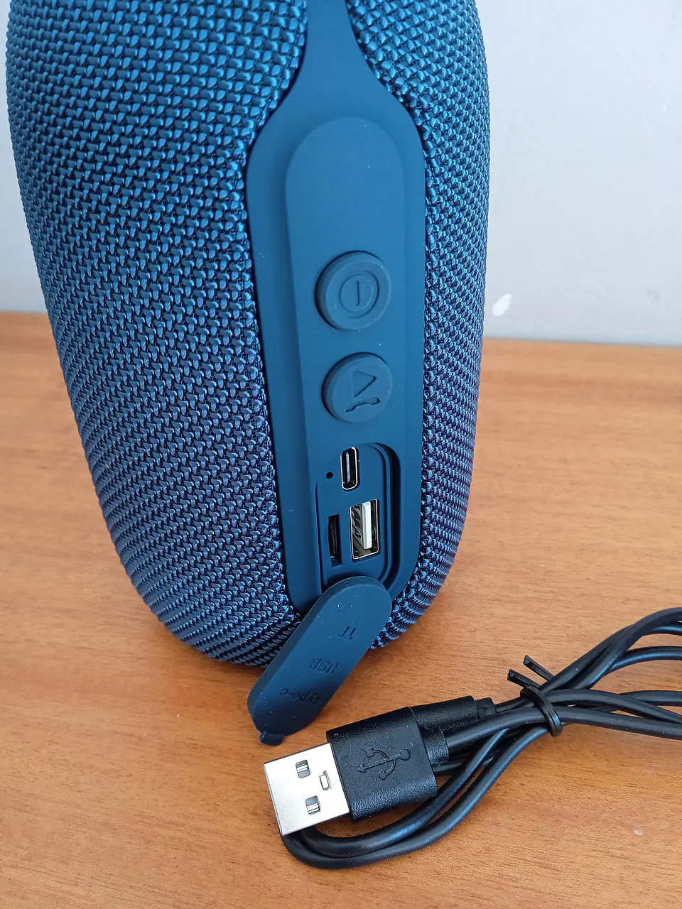Coluna s/fios resistente a salpicos de água, com rádio  3