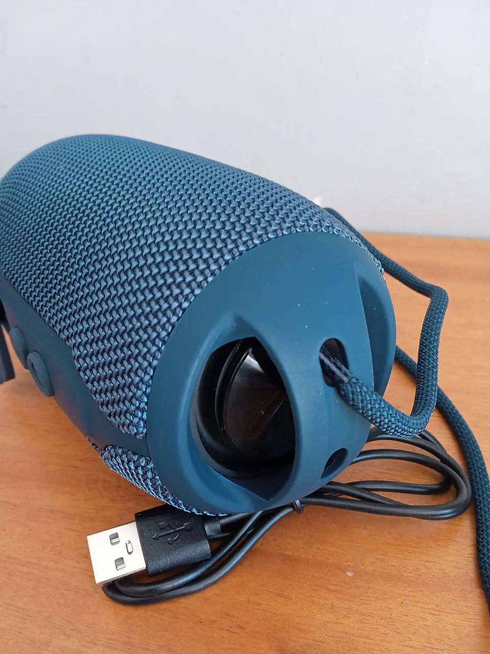 Coluna s/fios resistente a salpicos de água, com rádio  4