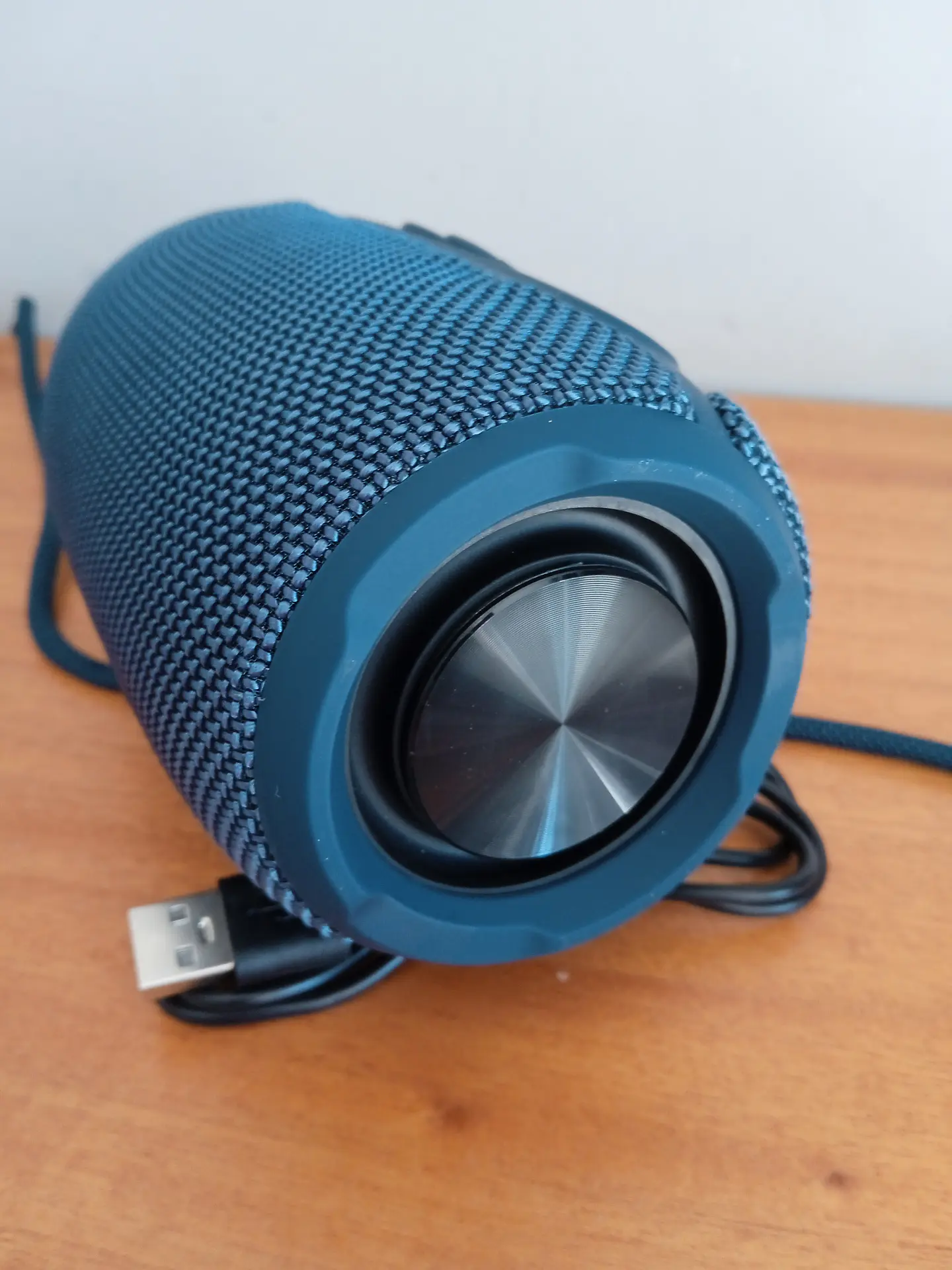 Coluna s/fios resistente a salpicos de água, com rádio  1