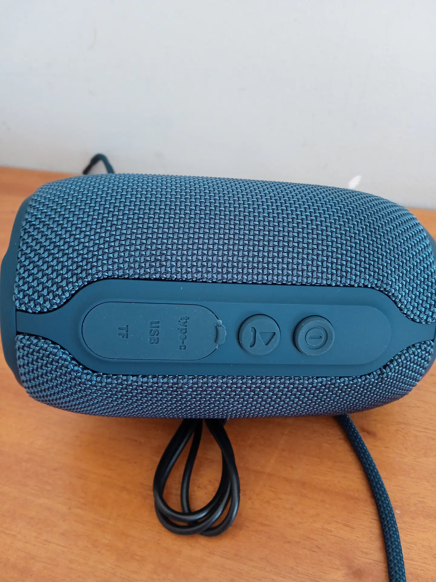 Coluna s/fios resistente a salpicos de água, com rádio  6