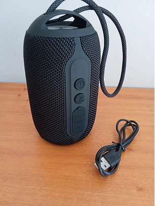 Coluna s/fios resistente a salpicos de água, com rádio  