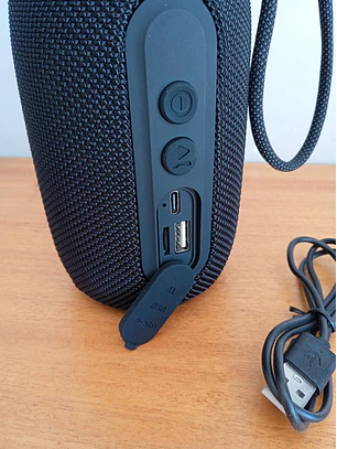 Coluna s/fios resistente a salpicos de água, com rádio  