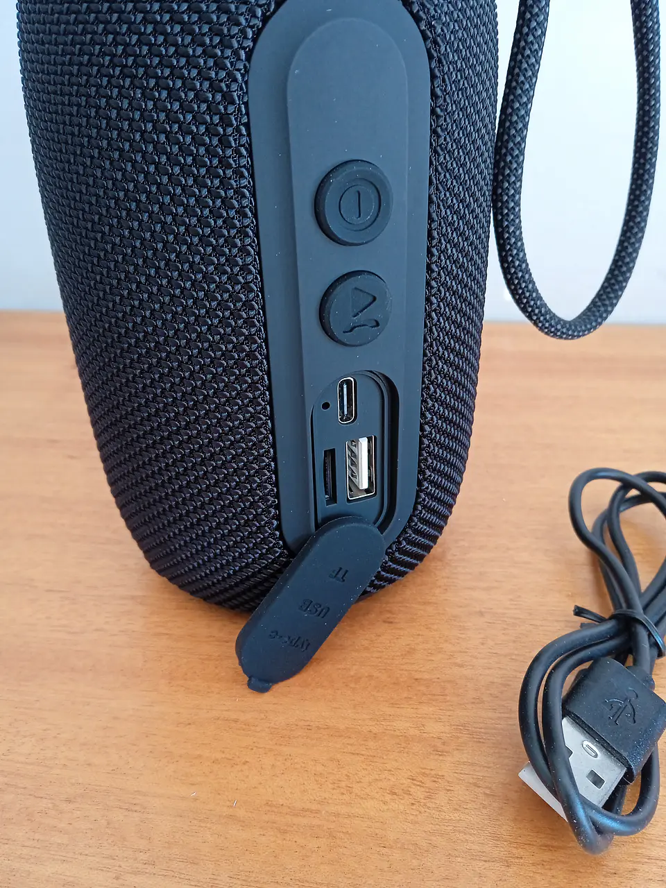 Coluna s/fios resistente a salpicos de água, com rádio   2