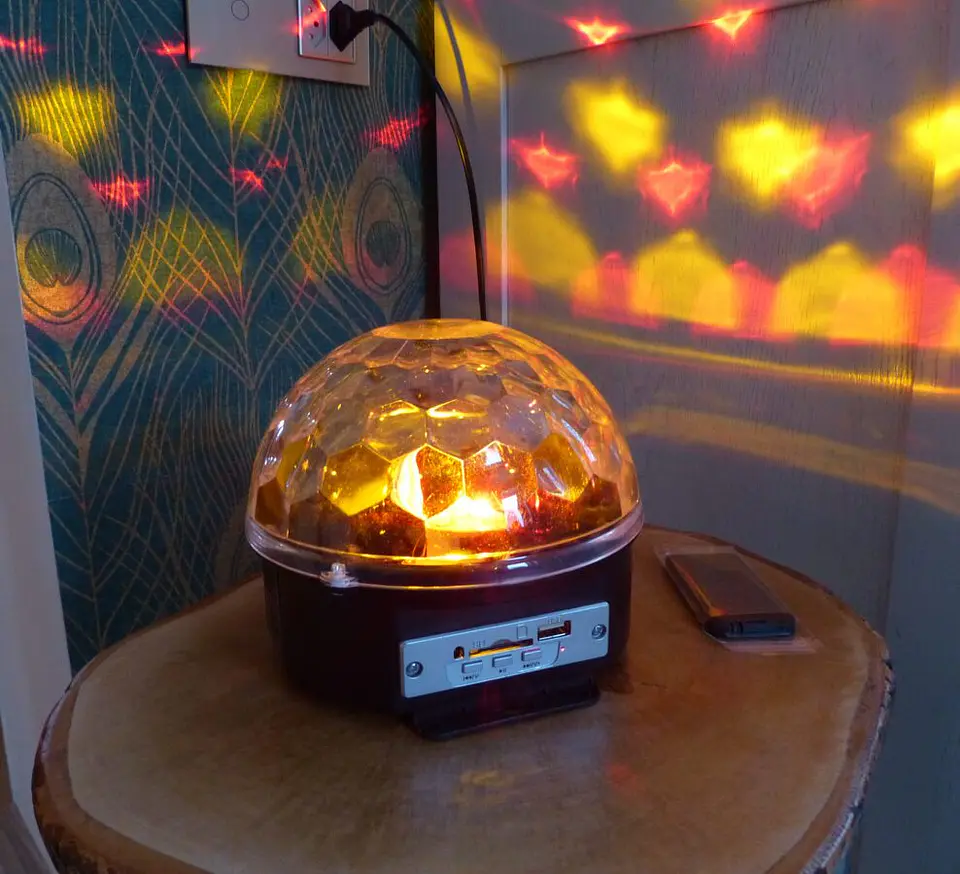 Projetor Luz e musica Rgb Giratório Musical Bluetooth 7
