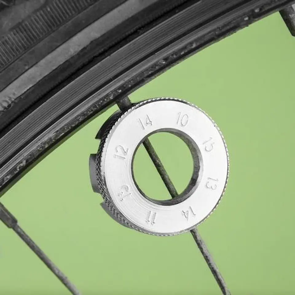 Ferramenta para ajustar os raios de roda de bicicleta 1