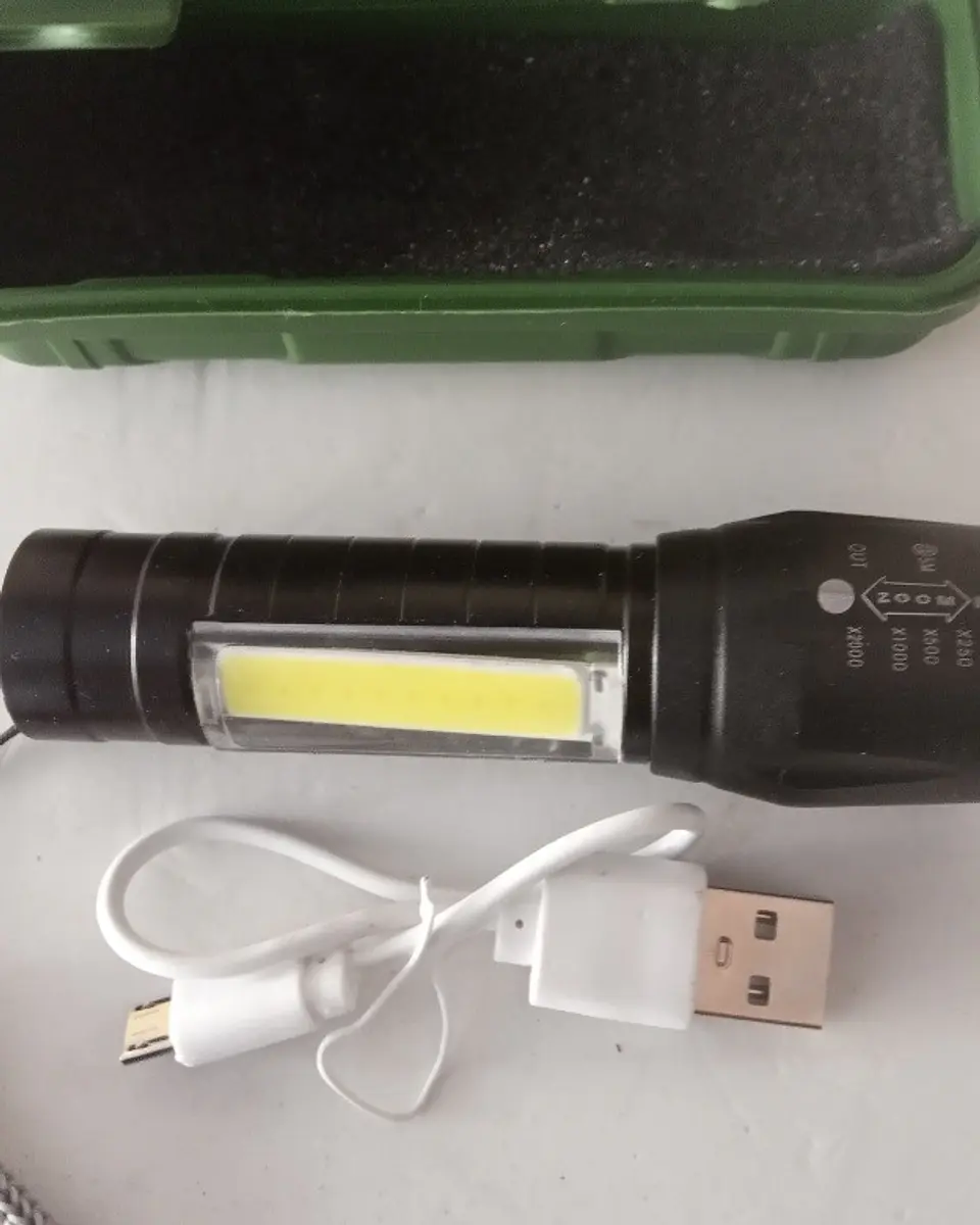 Mini Lanterna LED com Zoom e Função de Flash 2