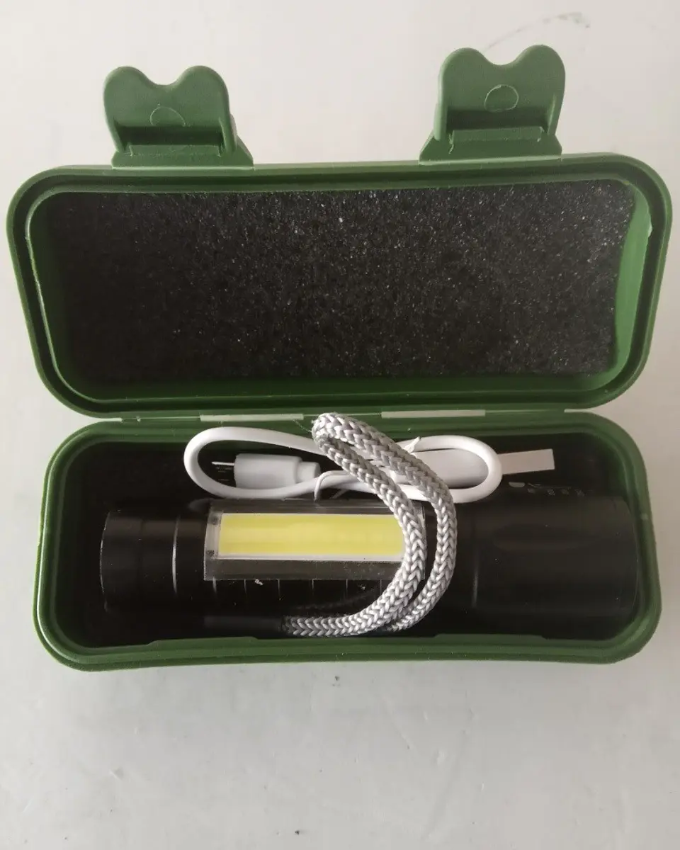 Mini Lanterna LED com Zoom e Função de Flash 1