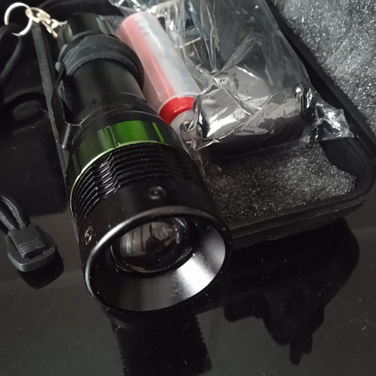 Lanterna táctica led 12000 lúmens  1